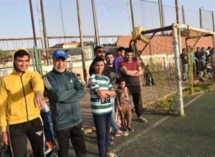 سقوط عارضة مرمى حديدية علي طفل أثناء تواجده داخل الملعب.